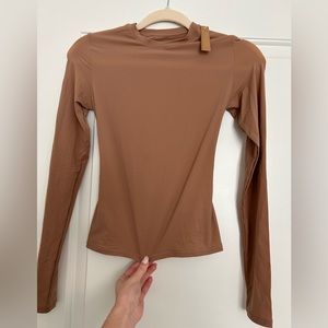 SKIMS NWT FITS EVERYBODY LONG SLEEVE
T-SHIRT in SIENNA